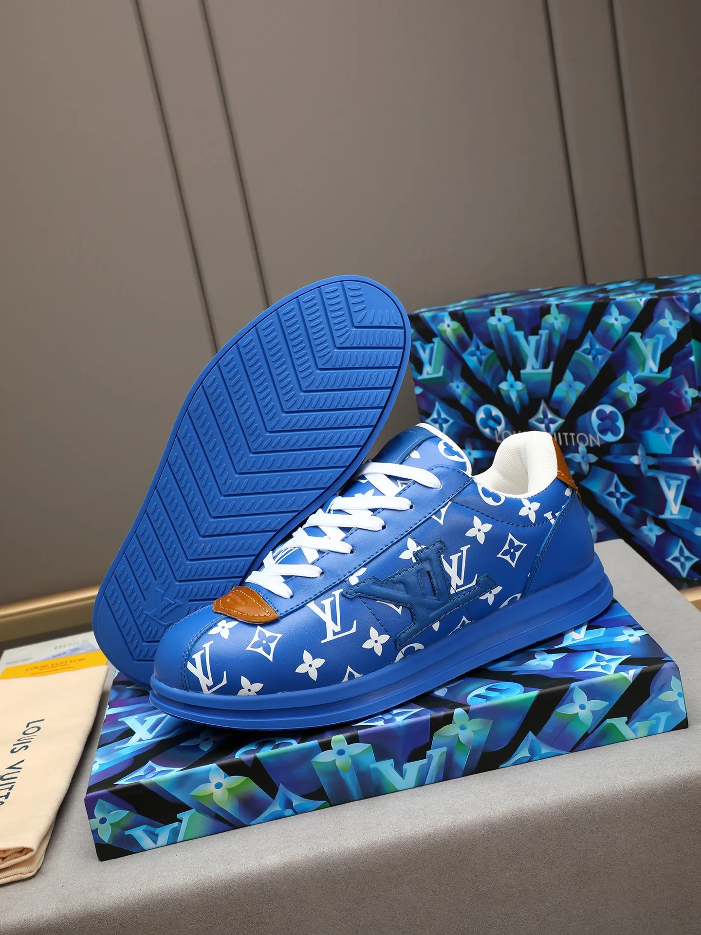 Men's Men's Shoes 💰500 LV Louis Vuitton L Jialu Brand Runner Tatic Series Thick-soled Casual Sports Shoes Running Shoes Original purchase, development, production This LV Runner Tatic sports shoe combines technical materials such as mesh fabric and ribbons to interpret the inspiration of traditional mountaineering shoes. LV letters are written on one side, the lariat buckle of the quick lacing system is embellished with Monogram flowers and Louis Vuitton logos, and the light and wear-resistant rubber outsole completes the whole. ▪️Fabric: Original imported cowhide + mesh ▪️Inner lining: Original customized breathable mesh ▪️Sole: Original open-molded anti-slip rubber combination material ▪️Size: Men's 40-44 (45 46 customized)